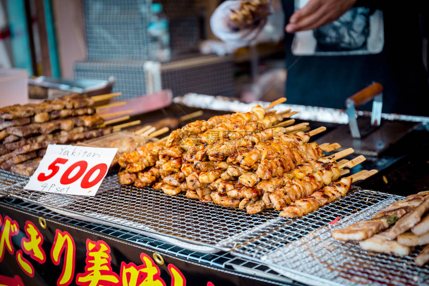 一种日本式的切片鸡肉在林山食品摊卖图片