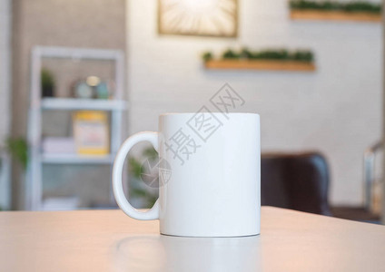 桌子上的白色杯子和现代房间背景您设计的空白饮料杯可以放文字图图片