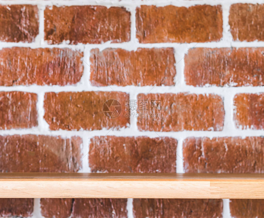Wooden显示您产品在硬木概念中的架子旧砖墙背景图片