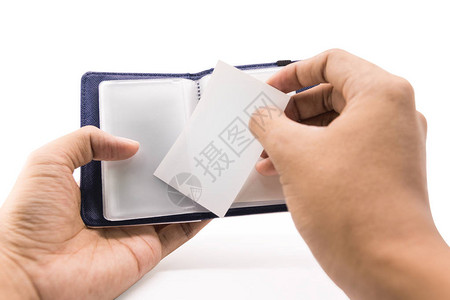 一名手经商者将白卡或姓名联系人贴在蓝色皮革钱包中图片