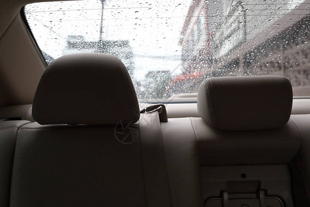 车内后座窗户上有雨滴图片