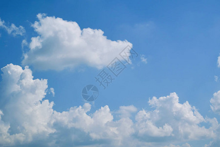湛蓝的天空上蓬松的白云图片