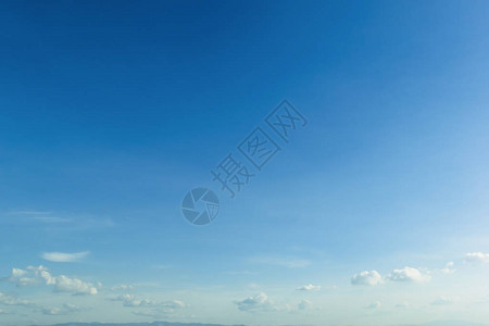 湛蓝的天空自然的背景图片