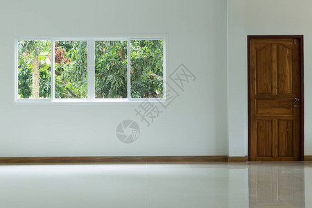 住宅楼内有瓷砖地板和窗户Pvc置换装饰的白色空房间图片