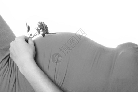 快乐的怀孕女孩躺图片