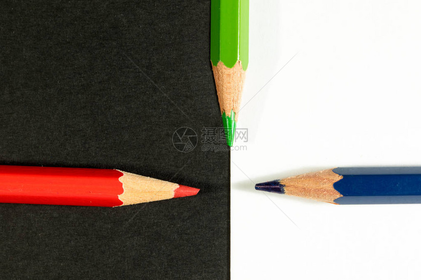 红绿色和蓝铅笔在黑白背景图片