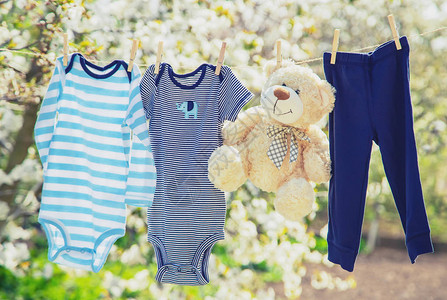 婴儿衣物和配件在露天清洗后图片