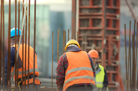 重建区橙色的骨架和建筑工人图片