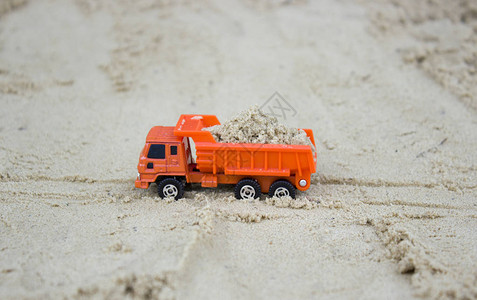 装有沙子的玩具建筑机器图片