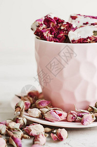 粉红色的咖啡杯配芙蓉牛轧糖和干玫瑰花蕾黎巴图片