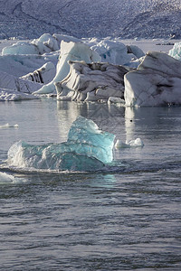 瓦特纳冰川下方著名的冰川泻湖Jokulsarlon的景色漂浮在公海图片