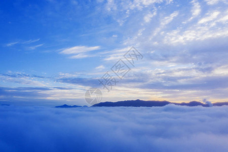 日出时山上雾蒙的早晨的空中风景图片