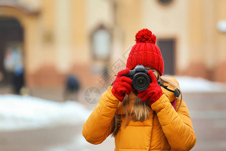 冬日户外年轻女摄影师图片