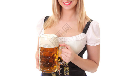 端着一杯新鲜淡啤酒的年轻女孩图片