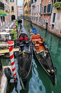 贡多拉停泊在意大利威尼斯的一条狭窄运河中威尼斯横跨117个小岛图片