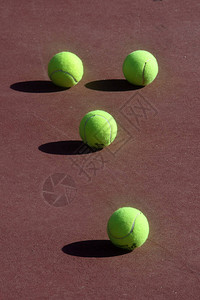 网球场上不同设计的网球具有创意照图片