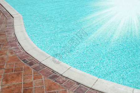 公园背景的海边酒店美丽的游泳池以公背景图片
