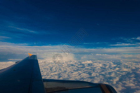从飞机上看蓝天的背景图片