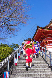 日本游客和外国人穿上浴衣来参观清水寺内的气氛图片