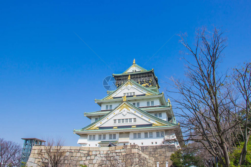 大阪城堡在晴朗的一天图片