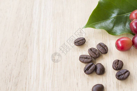 木板上的咖啡浆果和咖啡豆图片