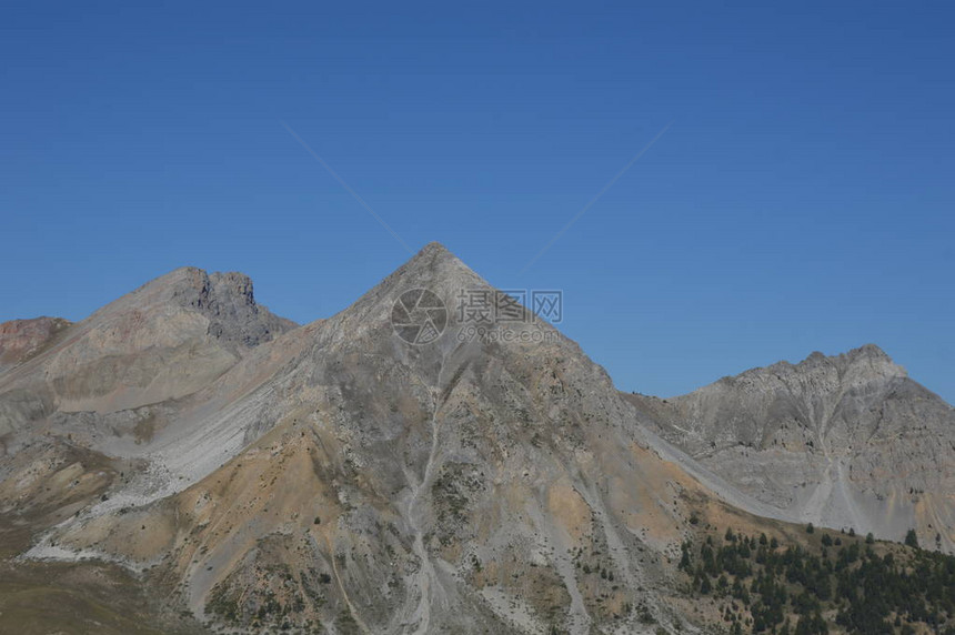 放大法国和意大利之间的山脉图片