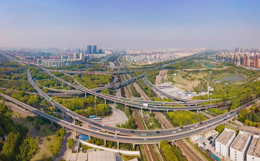 高速公路交叉口上汽车的鸟瞰图建筑和交通概念结构中的桥梁道路或街道顶视图城市图片