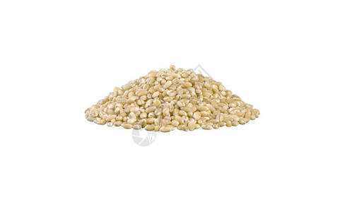珍珠大麦堆隔离在白色背景上营养天然食品图片