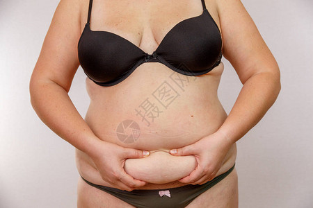 女人挤肚子女孩挤肚子上的脂肪腹部图片