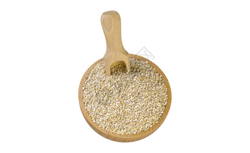 木碗里的细块地大麦和在白色背景上隔离的独家小便营养生物图片