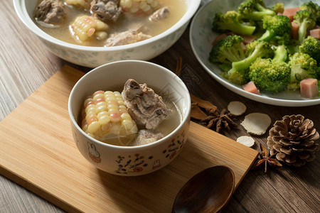 玉米和猪肉汤美味的菜餐图片