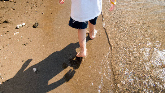 在海边湿沙滩上行走脚图片