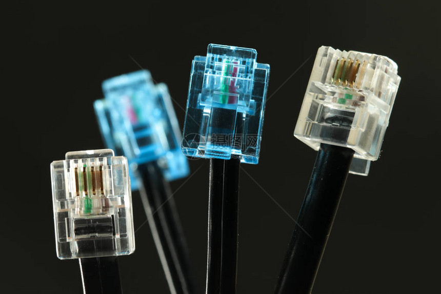 四条网络电缆有黑色背景的蓝色和白图片