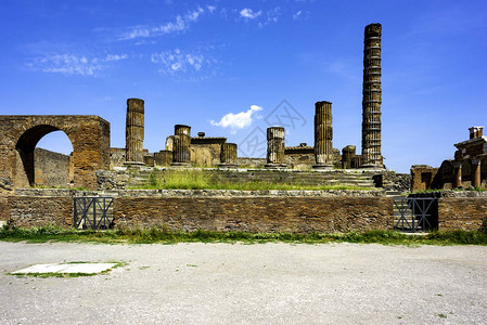 意大利那不勒斯古城被毁坏的古老柱子ScavidiPom图片