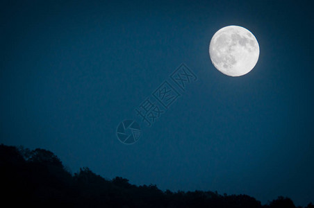 戏剧山月升起深蓝色夜空和远图片