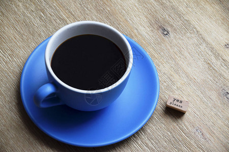黑咖啡放在蓝色盘子上的蓝色大杯子里图片