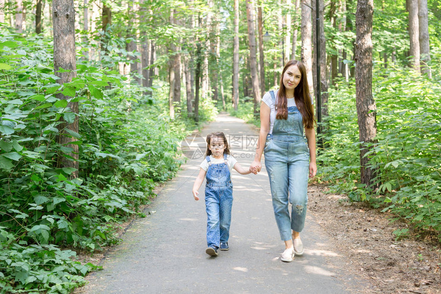 家庭与自然概念美丽的妇女和儿童女孩在夏日公图片