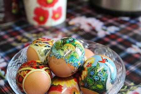 盘子里的复活节彩蛋复活节彩蛋的照片它们用特殊的电影装饰带有美丽图画的电影在沸水中紧地贴在鸡蛋上俄罗斯的复活节传统装饰鸡蛋它是基督背景图片