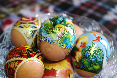 盘子里的复活节彩蛋复活节彩蛋的照片它们用特殊的电影装饰带有美丽图画的电影在沸水中紧地贴在鸡蛋上俄罗斯的复活节传统装饰鸡蛋它是基督背景图片