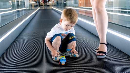 2岁男孩在机场终点站玩具搬运图片