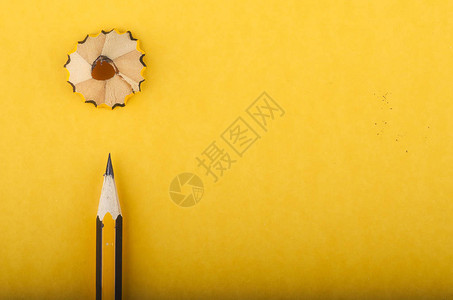 黄色背景中的石墨木铅笔背景图片