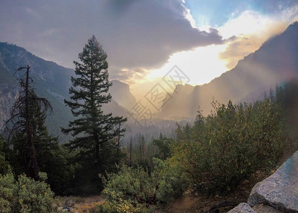 暴风雨过后从地道看Yosemit图片