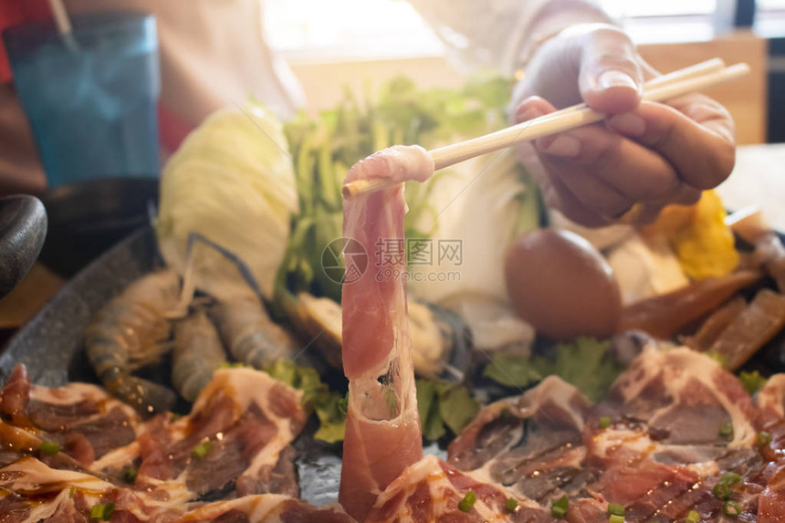 日本餐馆热锅牛肉切图片