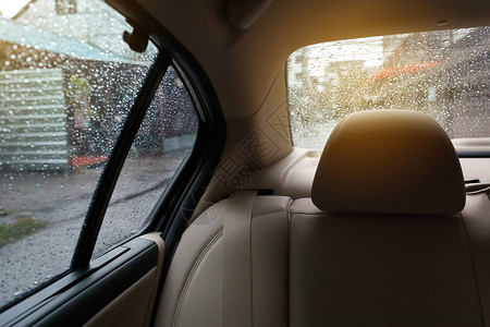 车内座位后座窗户下着雨旅行图片