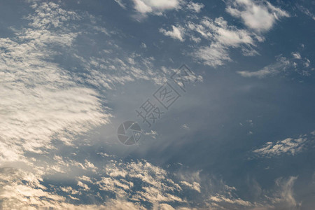 云上的阳光戏剧喜怒无常的天空图片