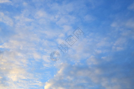蓝色天空天气热带背景的云上闪耀图片