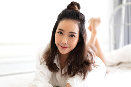 Asia女人的肖像在家中卧室的床上享受和放松asianb图片
