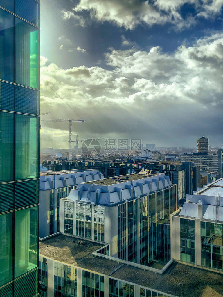 欧洲比利时布鲁塞尔市金融商业区色彩缤纷戏剧日出或日落图片