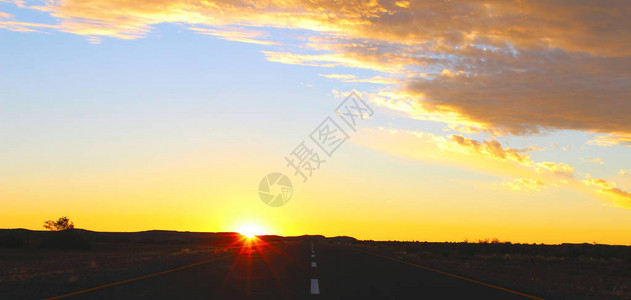 沙漠中的日落天空和道路图片