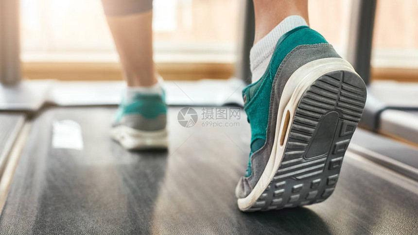 心肺锻炼运动鞋上女在健身场跑步运动的体育鞋图片